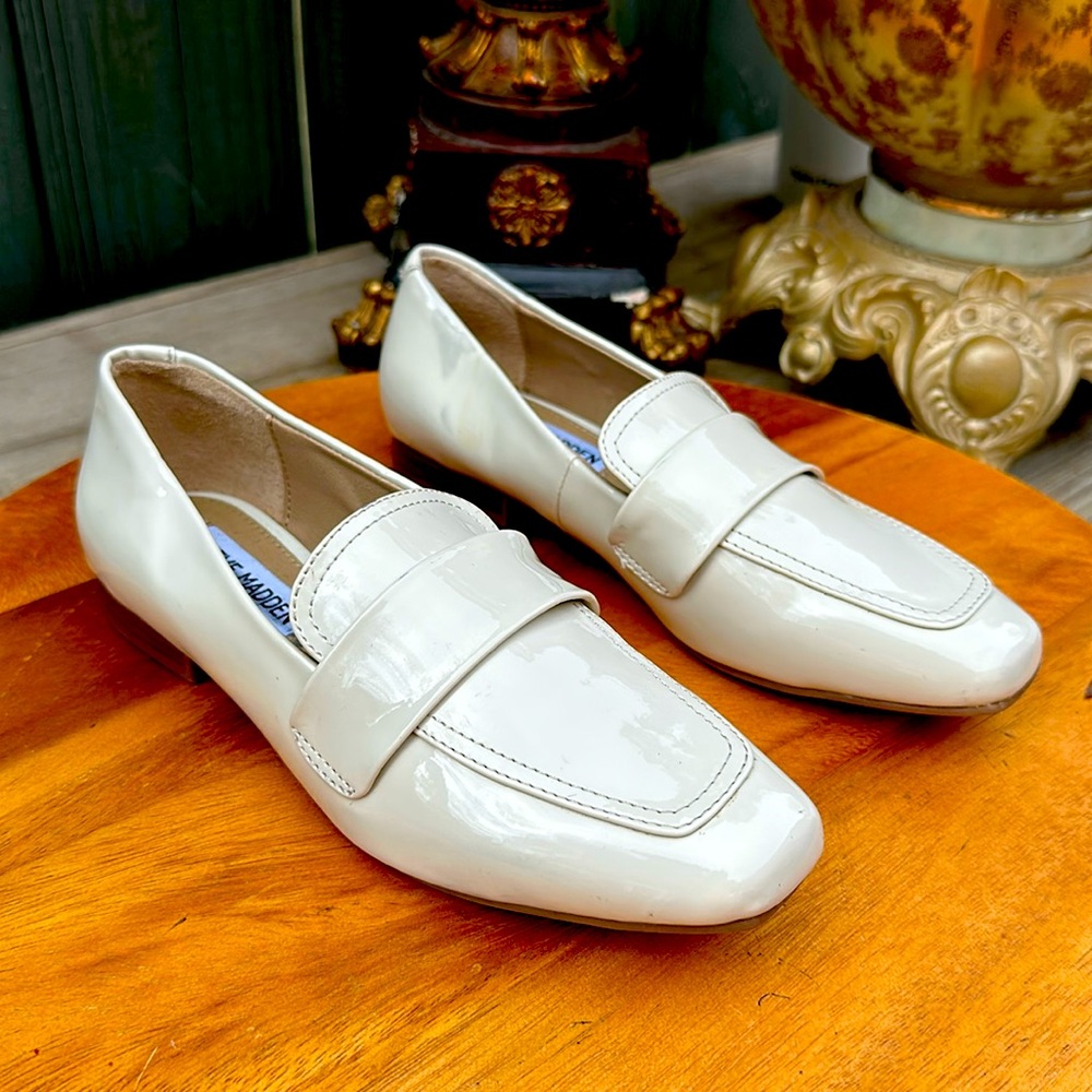 NWOT STEVE MADDEN Riski Loafer In Cream White Patent Faux Leather 4.5M